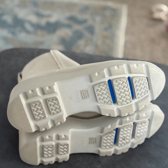 Vivaia Everly Round Toe Chunky Platform Boots - Picture 5 of 6